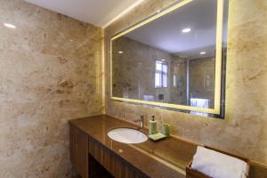 bagno con lavandino e grande specchio di Eerus Villa 3Bhk Luxurious Home ad Arpora