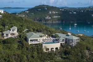 een luchtzicht op een groot huis op een heuvel bij Maria Bluff Estate in Cruz Bay +50 foto's
