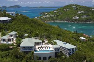 een luchtzicht op een resort en de oceaan bij Maria Bluff Estate in Cruz Bay