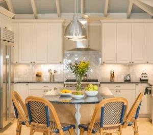 een keuken met een tafel met fruitschalen erop bij Maria Bluff Estate in Cruz Bay