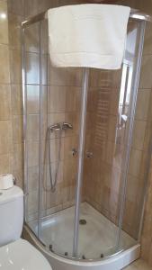 Kúpeľňa v ubytovaní APARTHOTEL Apartamenty KORONA noclegi przy Termach Cieplickich 10proc rabatu do TERM Jelenia Góra Cieplice