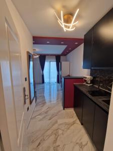 eine Küche mit einer Tür, die auf einen Flur führt in der Unterkunft Victoria Apartments in Makarska