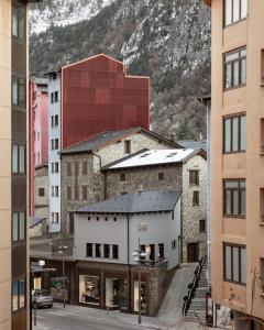 een gebouw in een stad met een berg op de achtergrond bij casa vipp in Andorra la Vella