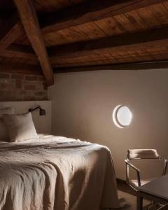 een slaapkamer met een bed, een stoel en een licht bij casa vipp in Andorra la Vella