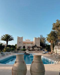 dos jarrones sentados frente a una piscina en Out of Medina, en Essaouira