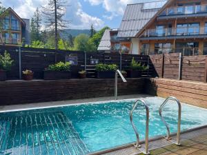 Bazén v ubytovaní VisitZakopane - Diamond Spa Apartment alebo v jeho blízkosti
