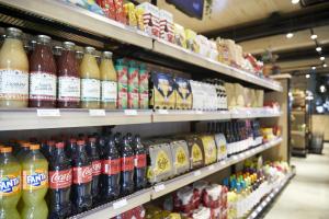 une étagère remplie de bouteilles de soda dans l'établissement Park Eksel, à Hechtel-Eksel