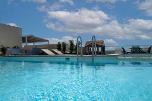 una gran piscina frente a un edificio en Portside Lodge en Marsaskala