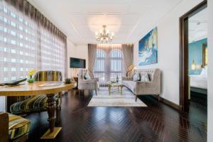 Khu vực ghế ngồi tại Peridot Grand Luxury Boutique Hotel