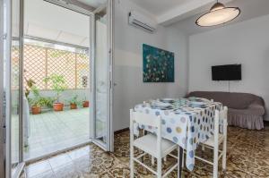 Restavracija oz. druge možnosti za prehrano v nastanitvi Cagliari Comfy Apartment with Terrace & Netflix!