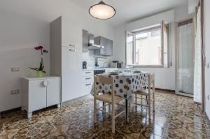 Photo de la galerie de l'établissement Cagliari Comfy Apartment with Terrace & Netflix!, à Selargius