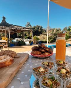 un tavolo ricoperto di piatti di cibo e di una bevanda di Out of Medina a Essaouira
