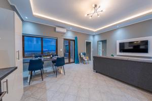 TV a/nebo společenská místnost v ubytování Luxury Sea View Apartment in Kolimvari