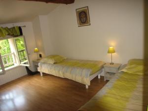 - une chambre avec 2 lits et une fenêtre dans l'établissement Domaine Saint-Joly, à Lasbordes