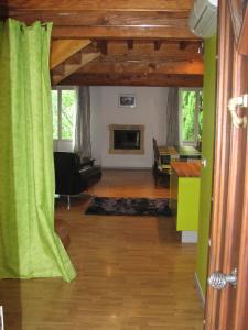 - un salon avec un canapé et une cheminée dans l'établissement Domaine Saint-Joly, à Lasbordes