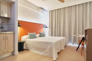 A bed or beds in a room at Excelsior Estudios & Apartamentos