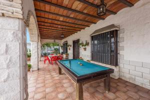 un tavolo da biliardo su un patio in una casa di Casa Rural Villa Cerro Mena a La Lantejuela