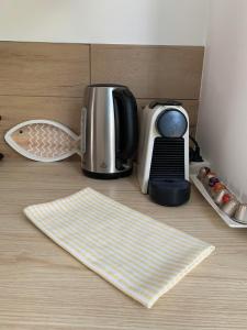 un bancone cucina con tostapane e tostapane di Na Fali 17 - Sopot a Sopot Altre 8 foto