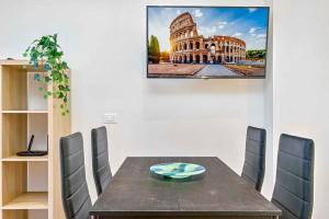 een eetkamer met een tafel en een gebouw bij Accanto 2 in Trebiano