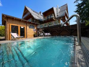 Bazén v ubytovaní VisitZakopane - Coral Spa Apartment alebo v jeho blízkosti