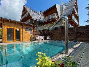 Bazén v ubytovaní VisitZakopane - Coral Spa Apartment alebo v jeho blízkosti