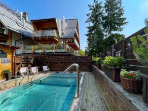 Bazén v ubytovaní VisitZakopane - Coral Spa Apartment alebo v jeho blízkosti