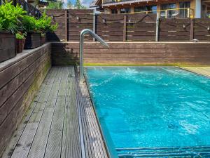 Bazén v ubytovaní VisitZakopane - Coral Spa Apartment alebo v jeho blízkosti