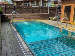 Bazén v ubytovaní VisitZakopane - Coral Spa Apartment alebo v jeho blízkosti