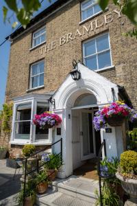 un edificio de ladrillo con flores delante en The Bramley House Hotel en Chatteris