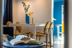 シエナにあるMimosa- Loft elegante con terrazza nel centro di Sienaのテーブルと椅子と本のある部屋 +31枚の写真