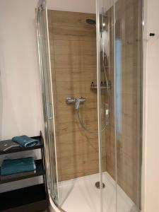 una doccia con una porta in vetro in un bagno di Na Fali 17 - Sopot a Sopot