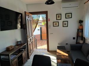 uma sala de estar com uma porta que abre para um pátio em Casa El Frenazo 