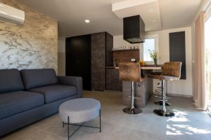 sala de estar con sofá azul y cocina en Dionis Zaton - Camping, Glamping, Holiday Houses & Rooms, en Zaton