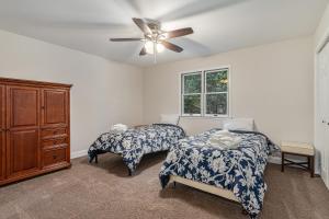 1 Schlafzimmer mit 2 Betten und einem Deckenventilator in der Unterkunft The Big Blue Lakehouse in Berrien Springs
