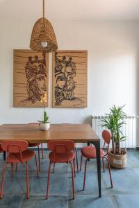 リド・ディ・モンデッロにあるVilla Ammirata Mondello by Wonderful Italyのダイニングルーム(木製テーブル、赤い椅子付)