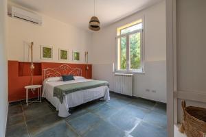 リド・ディ・モンデッロにあるVilla Ammirata Mondello by Wonderful Italyのベッドルーム(ベッド1台、窓付)