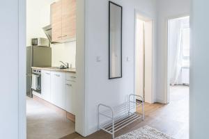 uma cozinha com armários brancos e um closet em Nice Apartment in Offenbach a. M. em Offenbach