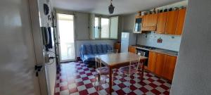 ロッカルメーラにあるAppartamento Ancoraの赤と白のフロアのキッチン(テーブル付)