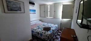 Una habitación pequeña con una cama con un osito de peluche. en Appartamento Ancora, en Roccalumera