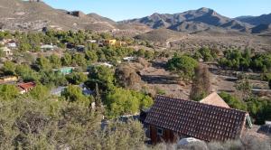 uma vista aérea de uma casa num vale com montanhas em Casa Cuatro-Vientos en Águilas, Murcia em Águilas