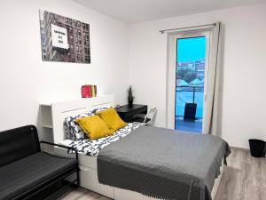 una camera con letto e sedia di New 2022 Family&Friends Downtown AC 3BR 2BA FREE PARKING big Balcony near Metro&Train Station SELF CHECK-IN Apt a Budapest