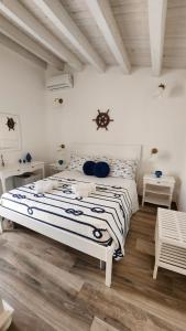 Ένα ή περισσότερα κρεβάτια σε δωμάτιο στο Azzurro Mare Rooms