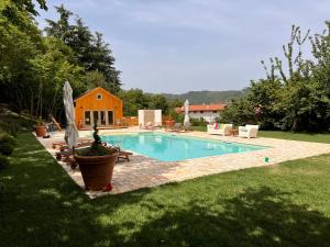 een zwembad in een tuin met een huis bij Hotel La Capannina in Aritzo