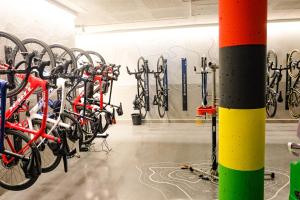 - un tas de vélos garés dans un porte-vélos dans l'établissement Hotel Ultonia, à Gérone