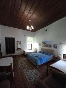 1 dormitorio con 2 camas y techo de madera en Guesthouse & hostel Lorenc, en Berat