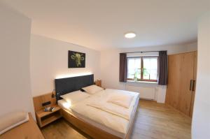 オーベルストドルフにあるHaus Am Mühlenwegのベッドルーム(大きな白いベッド1台、窓付)