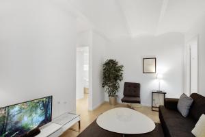 uma sala de estar com um sofá e uma televisão em City Center Apartments 739 em Copenhague