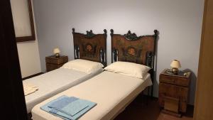 two twin beds in a room with two lamps at Villa Rina in Avola +63 photos