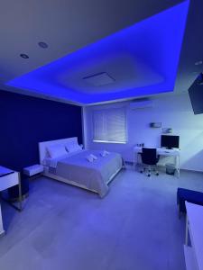 1 dormitorio con 1 cama y techo azul en Monastiraki Heart - Luxury Apartment Athens en Atenas