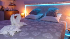 a bedroom with a bed with towels on it at Au Cœur de l'Eze avec JACUZZI in La Tour-dʼAigues